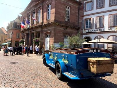 A la mairie en vieux car