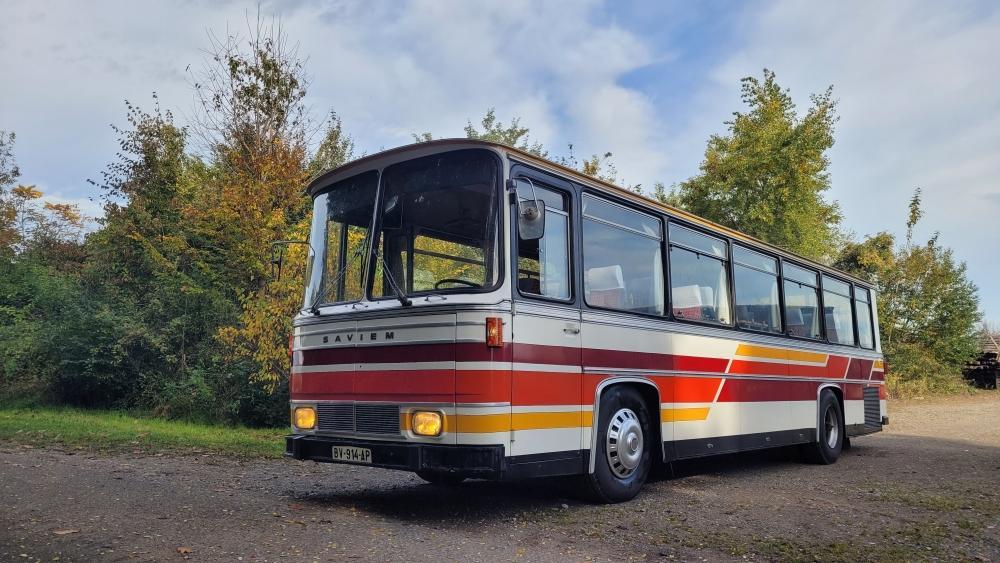 Ancien car Saviem E7 de 1974