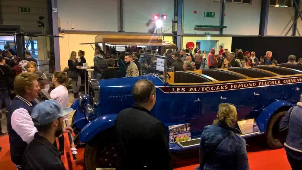 Autocar ancien lors d un salon