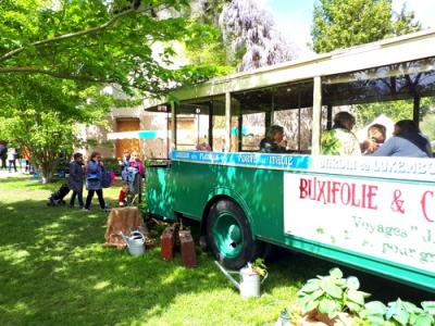 Bus parisien avec la plateforme arriere ouverte