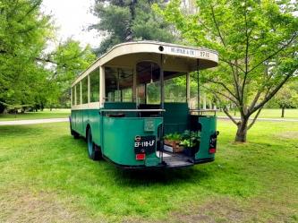 La mythique plateforme arriere du bus parisien