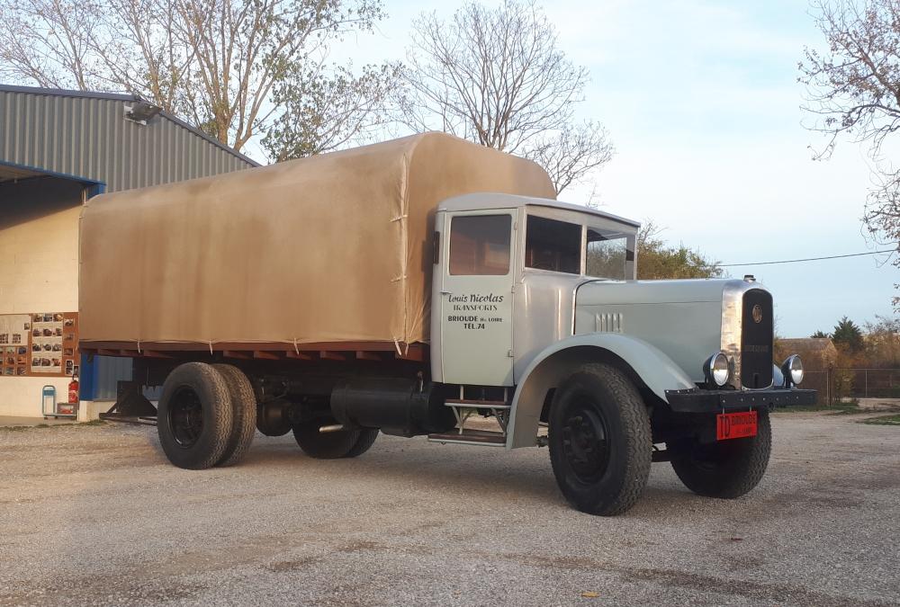 Fabrication d'arceaux et d'une bâche sur un camion Latil de 1927