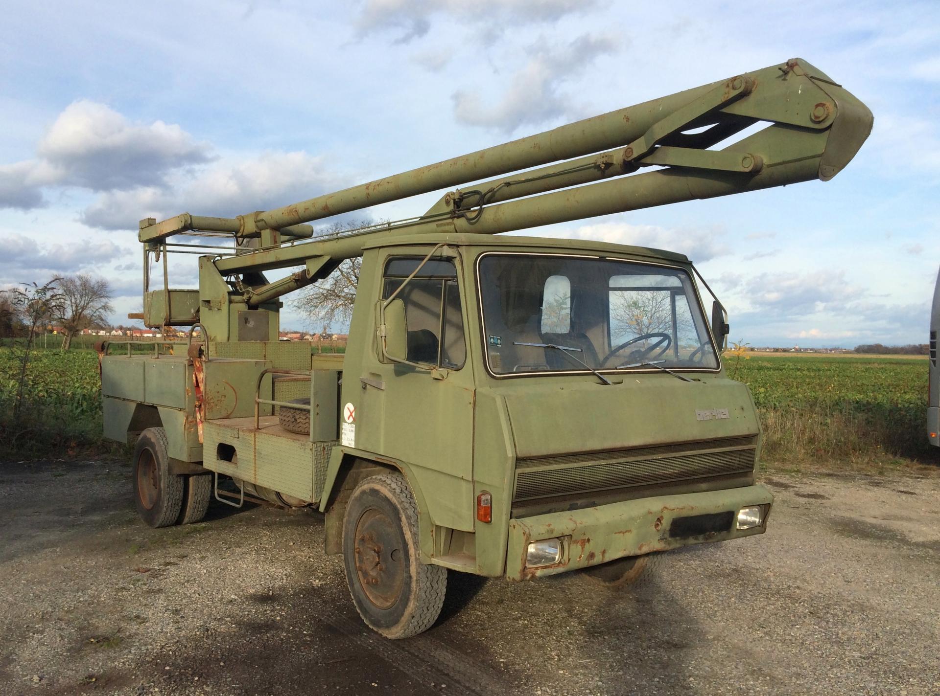 Camion nacelle Berliet de 1971