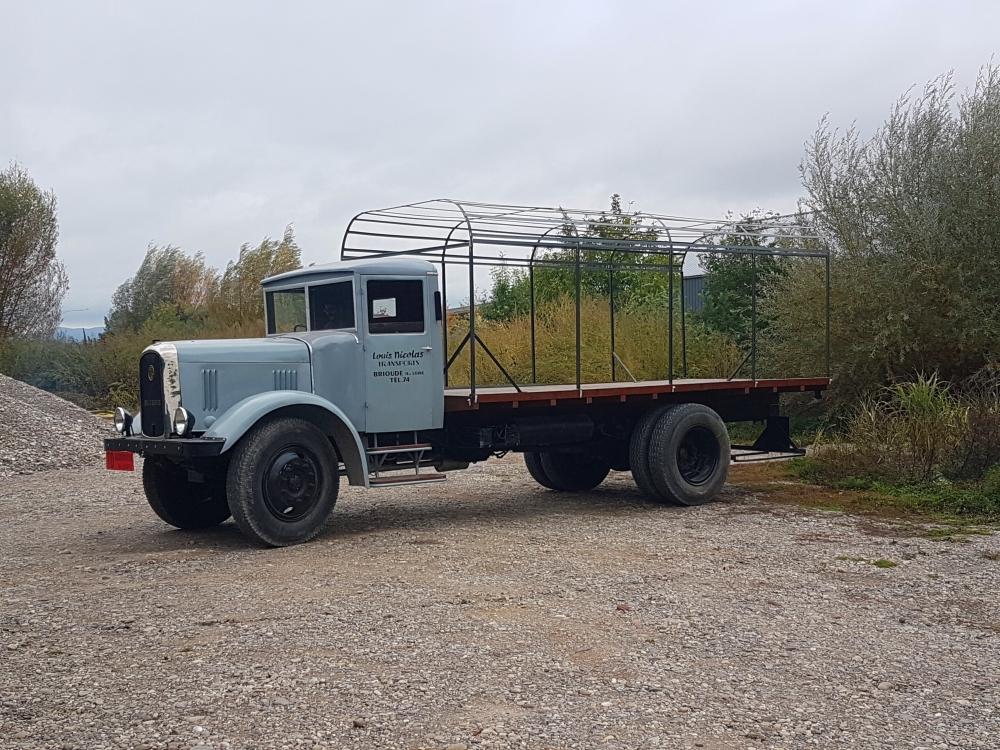 Fabrication d'arceaux et d'une bâche sur un camion Latil de 1927