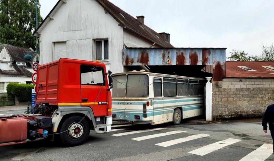 Sortie de grange autocar ancien