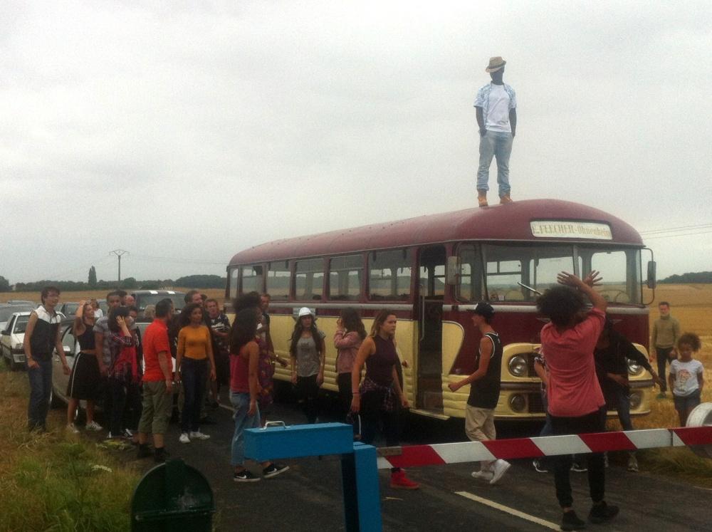 Tournage avec un vieux bus