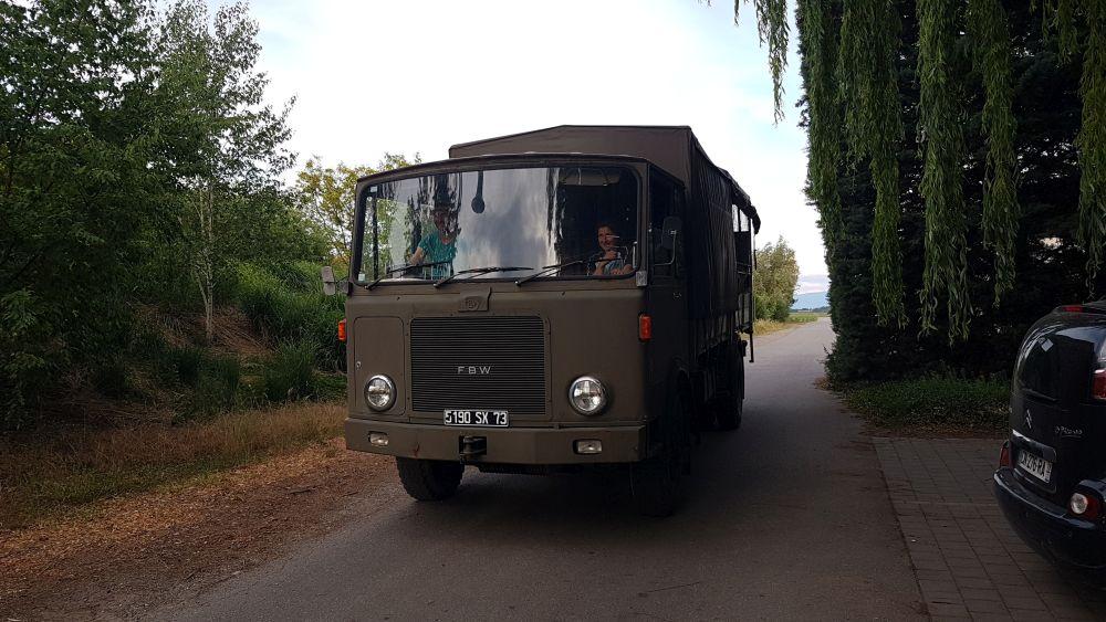 Tournage de films avec un vieu camion