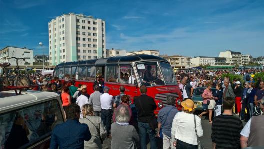 Un autocar ancien en ville