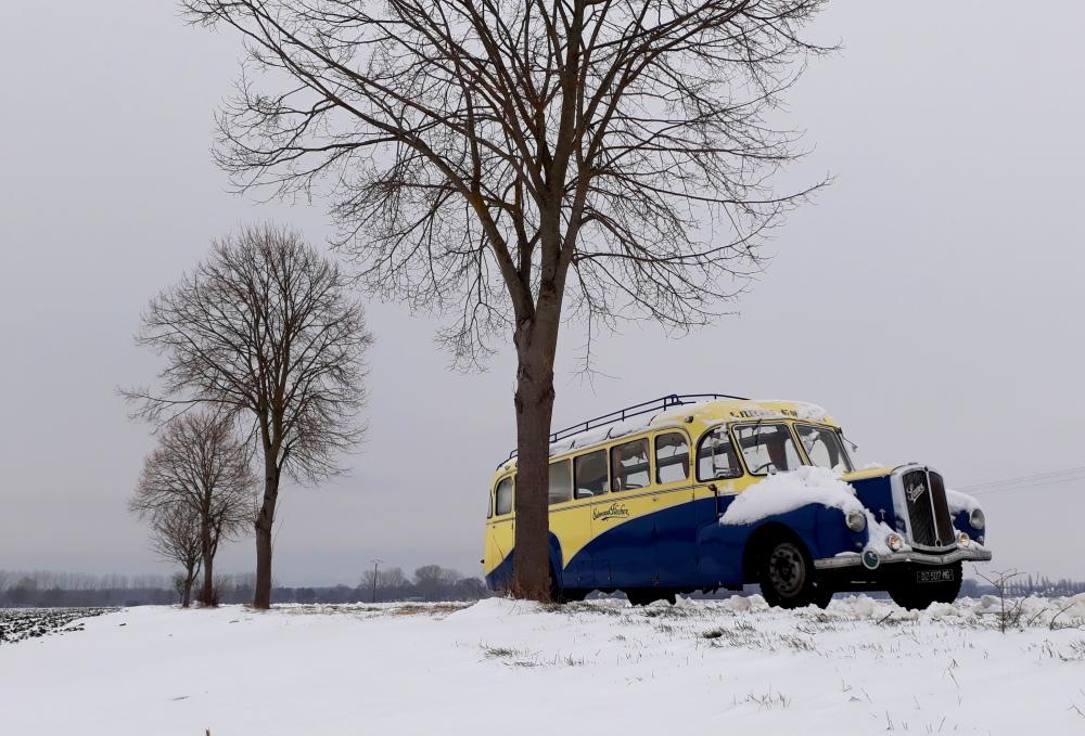 Vieux bus sous la neige